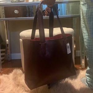 Beautiful original coach shoulder bag. Burgundy in color.